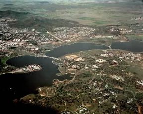 Canberra. Veduta aerea della città con il lago Burley Griffin.De Agostini Picture Library Canberra. Veduta aerea della città con il lago Burley Griffin.De Agostini Picture Library
