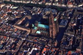 Erwin von Steinbach. Una veduta aerea della cattedrale di Strasburgo.De Agostini Picture Library/G. Sioën Erwin von Steinbach. Una veduta aerea della cattedrale di Strasburgo.De Agostini Picture Library/G. Sioën