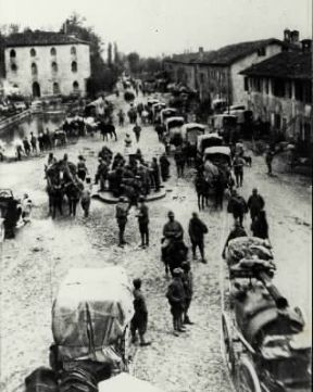 I guerra mondiale. Truppe italiane in ritirata a Caporetto.De Agostini Picture Library I guerra mondiale. Truppe italiane in ritirata a Caporetto.De Agostini Picture Library