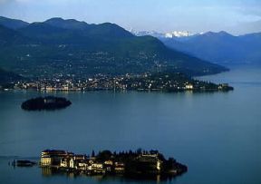 Lago Maggiore. Veduta del lago con le isole Borromee.De Agostini Picture Library/A. Vergani Lago Maggiore. Veduta del lago con le isole Borromee.De Agostini Picture Library/A. Vergani