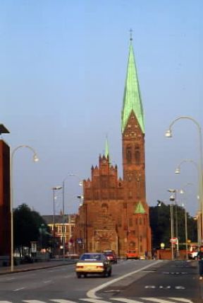 Odense . La facciata della chiesa di S. Albani con l'alto campanile.De Agostini Picture Library/N. Cirani Odense . La facciata della chiesa di S. Albani con l'alto campanile.De Agostini Picture Library/N. Cirani