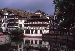 Strasburgo. Veduta di uno dei numerosi canali che attraversano la città francese.De Agostini Picture Library/G. Sioën Strasburgo. Veduta di uno dei numerosi canali che attraversano la città francese.De Agostini Picture Library/G. Sioën