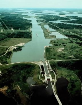 Canada. Un tratto della Saint Lawrence Seaway nei pressi di Cornwall. De Agostini Picture Library/Pubbliaerfoto