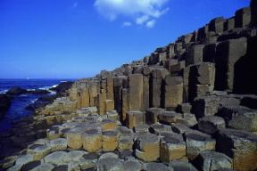 Irlanda . Un tratto dell'imponente scogliera a struttura colonnare del Giant's Causeway.De Agostini Picture Library/N. Cirani Irlanda . Un tratto dell'imponente scogliera a struttura colonnare del Giant's Causeway.De Agostini Picture Library/N. Cirani