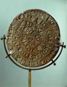 IrÃ¡klion . Disco con geroglifici proveniente dal Palazzo di Festo, conservato nel museo della cittÃ  cretese (sec.XVIII-XV a. C.).De Agostini Picture Library/G. Dagli Orti