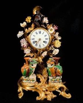 Orologio . Pendola in bronzo dorato stile Luigi XV con due chimere in porcellana cinese.De Agostini Picture Library/G. Dagli Orti Orologio . Pendola in bronzo dorato stile Luigi XV con due chimere in porcellana cinese.De Agostini Picture Library/G. Dagli Orti