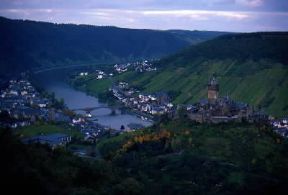 Renania-Palatinato. Un tratto della Mosella presso Cochem.De Agostini Picture Library/G. Sioën Renania-Palatinato. Un tratto della Mosella presso Cochem.De Agostini Picture Library/G. Sioën