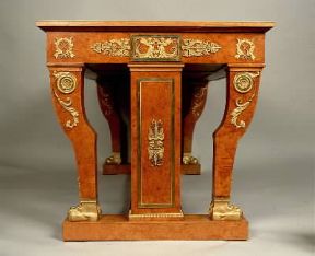 Stile Restaurazione. Bureau plat in radica di frassino con bronzi dorati di J. J. Werner (Parigi, Collezione Renoncourt).De Agostini Picture Library Stile Restaurazione. Bureau plat in radica di frassino con bronzi dorati di J. J. Werner (Parigi, Collezione Renoncourt).De Agostini Picture Library