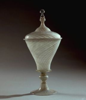 Vetro. Coppa veneziana in vetro a filigrana (Praga, Museo delle Arti Decorative).De Agostini Picture Library/A. Dagli Orti Vetro. Coppa veneziana in vetro a filigrana (Praga, Museo delle Arti Decorative).De Agostini Picture Library/A. Dagli Orti