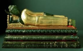 Buddha sdraiato in pietra verde di arte thailandese (sec. XIX).De Agostini Picture Library/G. Nimatallah Buddha sdraiato in pietra verde di arte thailandese (sec. XIX).De Agostini Picture Library/G. Nimatallah