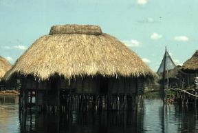 Capanna su palafitte in Benin.De Agostini Picture Library/S. Spini