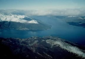 Cile. Veduta aerea del canale di Beagle e della baia Yendegaya nella costa cilena della Terra del Fuoco.Pubbli Aer Foto Cile. Veduta aerea del canale di Beagle e della baia Yendegaya nella costa cilena della Terra del Fuoco.Pubbli Aer Foto