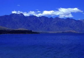 Nuova Zelanda . Il lago Wakatipu dominato dalle Remarkable Ranges, nell'Isola del Sud.De Agostini Picture Library/N. Cirani Nuova Zelanda . Il lago Wakatipu dominato dalle Remarkable Ranges, nell'Isola del Sud.De Agostini Picture Library/N. Cirani