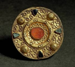 Oreficeria . Fibula longobarda a disco, proveniente da Castel Trosino (sec. VI-VII; Roma, Museo dell'Alto Medioevo).De Agostini Picture Library/A. De Gregorio Oreficeria . Fibula longobarda a disco, proveniente da Castel Trosino (sec. VI-VII; Roma, Museo dell'Alto Medioevo).De Agostini Picture Library/A. De Gregorio