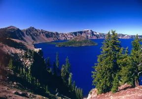 Oregon . Una veduta del Crater Lake, nella Catena delle Cascate.De Agostini Picture Library/G. Sioën Oregon . Una veduta del Crater Lake, nella Catena delle Cascate.De Agostini Picture Library/G. Sioën