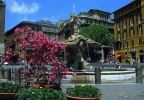 Roma. La fontana del Tritone del Bernini, in piazza Barberini.De Agostini Picture Library / A. De Gregorio Roma. La fontana del Tritone del Bernini, in piazza Barberini.De Agostini Picture Library / A. De Gregorio