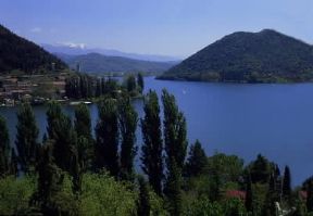 Umbria. Veduta del lago di Piediluco (Terni), un'area ricca di necropoli e ripostigli della prima Età del Ferro.De Agostini Picture Library/M. Leigheb Umbria. Veduta del lago di Piediluco (Terni), un'area ricca di necropoli e ripostigli della prima Età del Ferro.De Agostini Picture Library/M. Leigheb