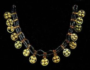 Ur. Una collana in cornalina, lapislazzuli e oro (Baghdad, Iraq Museum).De Agostini Picture Library/A. De gregorio Ur. Una collana in cornalina, lapislazzuli e oro (Baghdad, Iraq Museum).De Agostini Picture Library/A. De gregorio