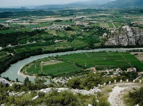 Veneto. Un tratto dell'Adige presso Rivoli Veronese.De Agostini Picture Library/M. Pedone Veneto. Un tratto dell'Adige presso Rivoli Veronese.De Agostini Picture Library/M. Pedone