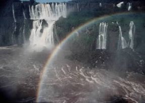 Arcobaleno. Un arcobaleno presso le cascate dell'Iguaçu.De Agostini Picture Library/G. Sioën Arcobaleno. Un arcobaleno presso le cascate dell'Iguaçu.De Agostini Picture Library/G. Sioën