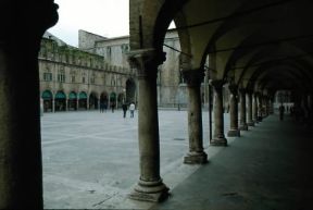 Ascoli Piceno. I portici della Piazza del Popolo realizzati agli inizi del cinquecento.De Agostini Picture Library/A. De Gregorio Ascoli Piceno. I portici della Piazza del Popolo realizzati agli inizi del cinquecento.De Agostini Picture Library/A. De Gregorio