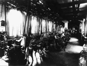 Industria . Interno dell'officina Olivetti nei primi anni del Novecento.De Agostini Picture Library Industria . Interno dell'officina Olivetti nei primi anni del Novecento.De Agostini Picture Library