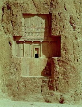 Iran . Tomba rupestre di Dario II a Naqsh-i Rustam.De Agostini Picture Library/G. Dagli Orti Iran . Tomba rupestre di Dario II a Naqsh-i Rustam.De Agostini Picture Library/G. Dagli Orti