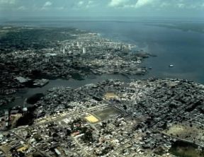 Manaus. Veduta aerea della città brasiliana con il Rio Negro.De Agostini Picture Library/Pubbli Aer Foto Manaus. Veduta aerea della città brasiliana con il Rio Negro.De Agostini Picture Library/Pubbli Aer Foto