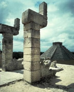Maya. Pilastri serpentiformi del Tempio dei Guerrieri a Chichèn-Itzá, nello Yucatán.De Agostini Picture Library/G. Dagli Orti Maya. Pilastri serpentiformi del Tempio dei Guerrieri a Chichèn-Itzá, nello Yucatán.De Agostini Picture Library/G. Dagli Orti