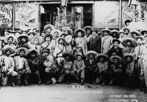 Messico. Il generale Macias e il suo Stato Maggiore in una foto (1911) durante la rivoluzione messicana.De Agostini Picture Library Messico. Il generale Macias e il suo Stato Maggiore in una foto (1911) durante la rivoluzione messicana.De Agostini Picture Library