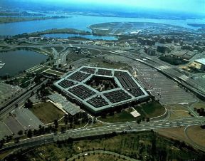 Pentagono. Una veduta dell'edificio con il fiume Potomac sullo sfondo.De Agostini Picture Library/Pubbliaerfoto Pentagono. Una veduta dell'edificio con il fiume Potomac sullo sfondo.De Agostini Picture Library/Pubbliaerfoto