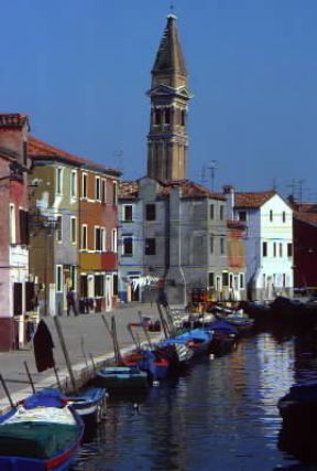 Veneto. Un canale nell'isola di Burano, uno dei centri turistici della regione.De Agostini Picture Library/G. Sioën Veneto. Un canale nell'isola di Burano, uno dei centri turistici della regione.De Agostini Picture Library/G. Sioën