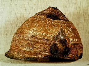 Arte celtica. Casco in rame, ferro e oro da Amfreville (Saint-Germain-en-Laye, Musée des Antiquités Nationales).De Agostini Picture Library Arte celtica. Casco in rame, ferro e oro da Amfreville (Saint-Germain-en-Laye, Musée des Antiquités Nationales).De Agostini Picture Library