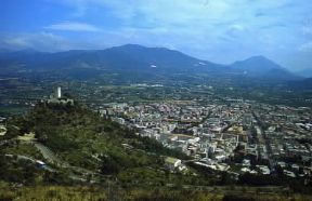 Cassino. Veduta panoramica dell'abitato con lo sperone roccioso su cui sorgono le rovine della rocca lanula, edificata alla fine del sec. X.De Agostini Picture Library/A. De Gregorio Cassino. Veduta panoramica dell'abitato con lo sperone roccioso su cui sorgono le rovine della rocca lanula, edificata alla fine del sec. X.De Agostini Picture Library/A. De Gregorio
