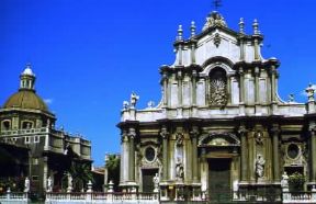 Catania. La settecentesca facciata del duomo, realizzata da G. B. Vaccari.De Agostini Picture Library/M. Leigheb Catania. La settecentesca facciata del duomo, realizzata da G. B. Vaccari.De Agostini Picture Library/M. Leigheb