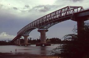 Cebu. Il ponte che collega la città con l'isola di Mactan.De Agostini Picture Library/M. Bertinetti Cebu. Il ponte che collega la città con l'isola di Mactan.De Agostini Picture Library/M. Bertinetti