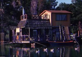 House-boat in California.De Agostini Picture Library / G. Sioën House-boat in California.De Agostini Picture Library / G. Sioën