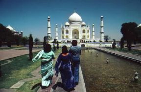 India . Il mausoleo Taj Mahal di Agra, fatto erigere dall'imperatore Shah Jahan in memoria della sua sposa Mumtaz Mahal.De Agostini Picture Library/M. Bertinetti India . Il mausoleo Taj Mahal di Agra, fatto erigere dall'imperatore Shah Jahan in memoria della sua sposa Mumtaz Mahal.De Agostini Picture Library/M. Bertinetti