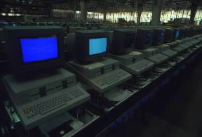 Industria . Collaudo di personal computer.De Agostini Picture Library/C. Pozzoni Industria . Collaudo di personal computer.De Agostini Picture Library/C. Pozzoni