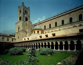 Italia . Veduta del chiostro di impronta araba della basilica di Monreale.De Agostini Picture Library/A. Dagli Orti Italia . Veduta del chiostro di impronta araba della basilica di Monreale.De Agostini Picture Library/A. Dagli Orti