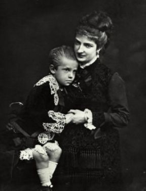 Margherita di Savoia, regina d'Italia, con il figlio Vittorio Emanuele.Roma, Archivio Comunale Margherita di Savoia, regina d'Italia, con il figlio Vittorio Emanuele.Roma, Archivio Comunale