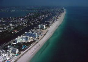 Miami. Veduta aerea di una spiaggia; la città è una delle più famose stazioni balneari del mondo.De Agostini Picture Library/M. Bertinetti Miami. Veduta aerea di una spiaggia; la città è una delle più famose stazioni balneari del mondo.De Agostini Picture Library/M. Bertinetti