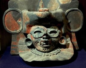 Mixtechi. Urna funeraria raffigurante una divinità (Città di Messico, Museo Nazionale di Antropologia).De Agostini Picture Library / G. Dagli Orti Mixtechi. Urna funeraria raffigurante una divinità (Città di Messico, Museo Nazionale di Antropologia).De Agostini Picture Library / G. Dagli Orti
