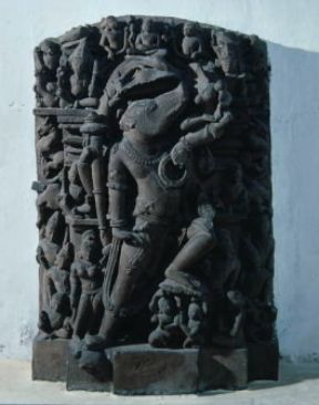 Visnu. L'incarnazione del dio in un cinghiale in un rilievo proveniente da Khajuraho (Calcutta, Indian Museum).De Agostini Picture Library/G. Nimatallah Visnu. L'incarnazione del dio in un cinghiale in un rilievo proveniente da Khajuraho (Calcutta, Indian Museum).De Agostini Picture Library/G. Nimatallah