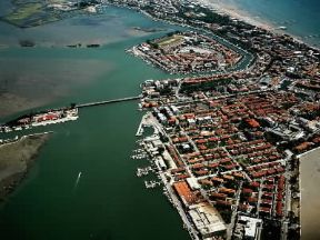 Friuli-Venezia Giulia. Veduta aerea di Grado.De Agostini Picture Library/Pubbli Aer Foto Friuli-Venezia Giulia. Veduta aerea di Grado.De Agostini Picture Library/Pubbli Aer Foto