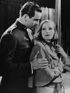 George Fitzmaurice. Una scena tratta da Come tu mi vuoi (1932) con M. Douglas e G. Garbo.De Agostini Picture Library George Fitzmaurice. Una scena tratta da Come tu mi vuoi (1932) con M. Douglas e G. Garbo.De Agostini Picture Library