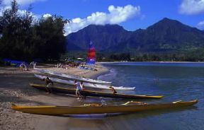 Hawaii. Imbarcazioni tradizionali in una spiaggia dell'isola di Kauai.De Agostini Picture Library / G. Sioën Hawaii. Imbarcazioni tradizionali in una spiaggia dell'isola di Kauai.De Agostini Picture Library / G. Sioën