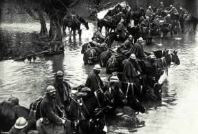 I guerra mondiale. Reparto di cavalleria francese guada un corso d'acqua nei pressi di Verdun.De Agostini Picture Library I guerra mondiale. Reparto di cavalleria francese guada un corso d'acqua nei pressi di Verdun.De Agostini Picture Library