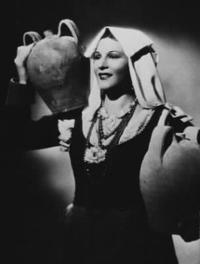 Luisa Ferida. Un'immagine dell'attrice sul set di Un'avventura di Salvator Rosa (1940) di A. Blasetti.De Agostini Picture Library Luisa Ferida. Un'immagine dell'attrice sul set di Un'avventura di Salvator Rosa (1940) di A. Blasetti.De Agostini Picture Library