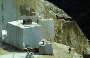 Marmo. Una cava nella zona di Carrara dove viene lavorato uno dei marmi più apprezzati.De Agostini Picture Library/A. Vergani Marmo. Una cava nella zona di Carrara dove viene lavorato uno dei marmi più apprezzati.De Agostini Picture Library/A. Vergani